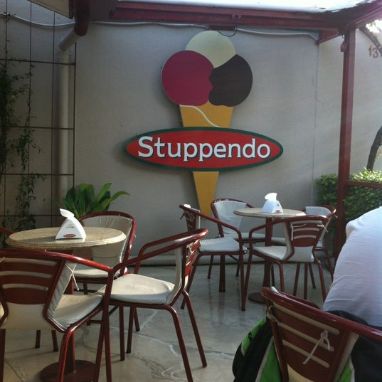 รูปภาพถ่ายที่ Stuppendo โดย Marisa A. เมื่อ 9/1/2012