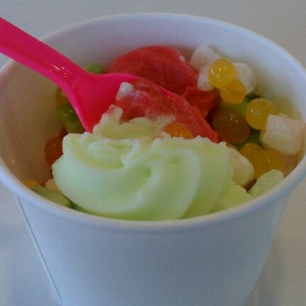 รูปภาพถ่ายที่ Fresh Cup Frozen Yogurt โดย Ginny H. เมื่อ 5/12/2012