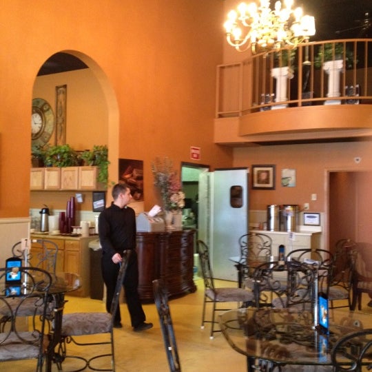 2/17/2012 tarihinde Corey S.ziyaretçi tarafından Euro Bakery &amp; Greek Restaurant Cafe'de çekilen fotoğraf