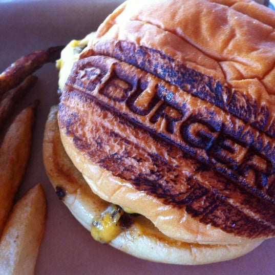 8/22/2012 tarihinde Ashley C.ziyaretçi tarafından BurgerFi'de çekilen fotoğraf