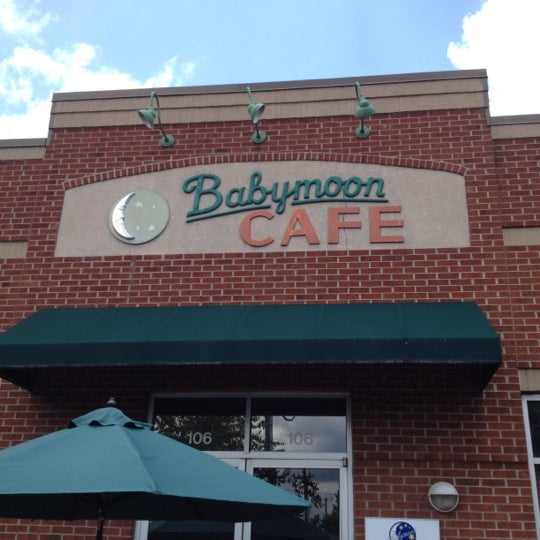 รูปภาพถ่ายที่ BabyMoon Cafe โดย Kevin R. เมื่อ 6/5/2012