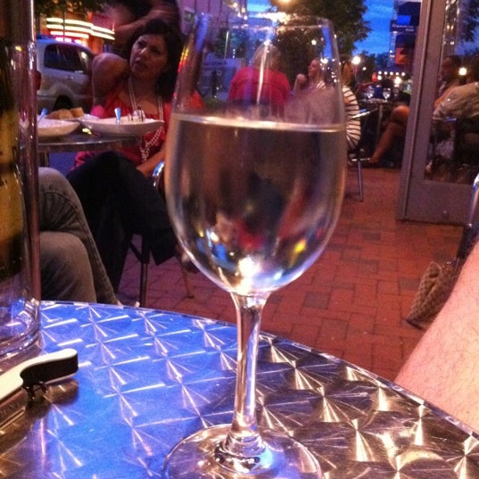 Foto diambil di The Tasting Room Wine Bar &amp; Shop oleh Aaron F. pada 5/5/2012