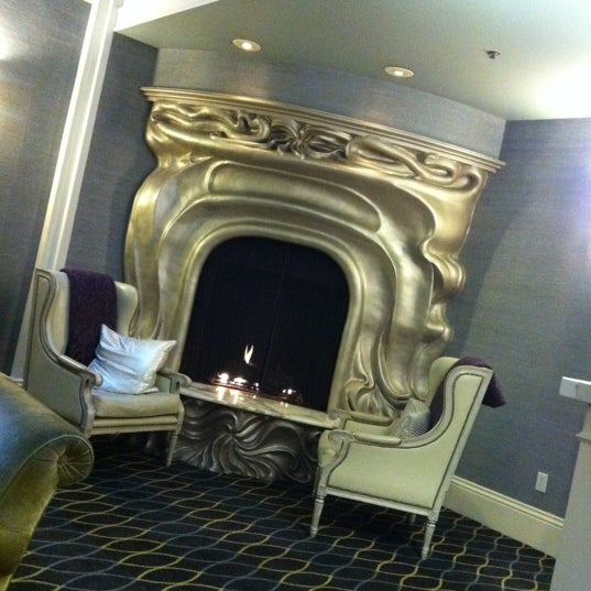 9/9/2012 tarihinde Brandy L.ziyaretçi tarafından Galleria Park Hotel'de çekilen fotoğraf