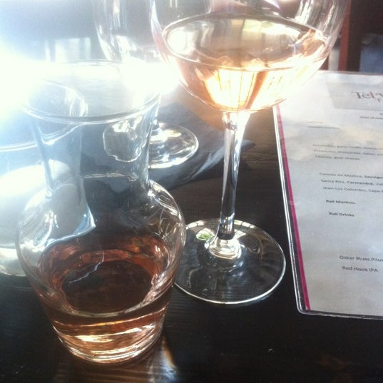 Das Foto wurde bei Tel&#39;Veh Cafe and Wine Bar von Tres B. am 6/30/2012 aufgenommen
