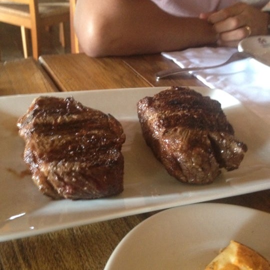 Foto diambil di Vermelho Burgers &amp; Steaks oleh Leonardo C. pada 3/31/2012