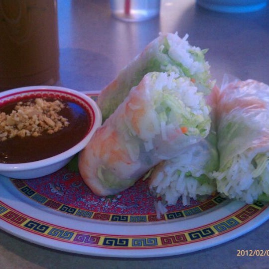 Снимок сделан в Lotus Restaurant пользователем Toshie Y. 2/8/2012