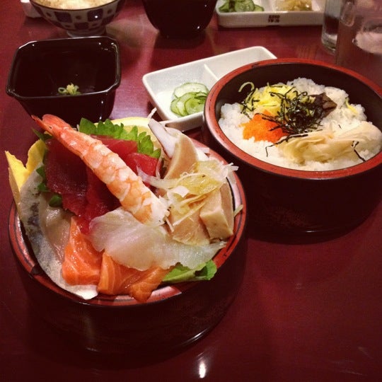 รูปภาพถ่ายที่ Sushi Go 55 โดย Caryn L. เมื่อ 5/14/2012