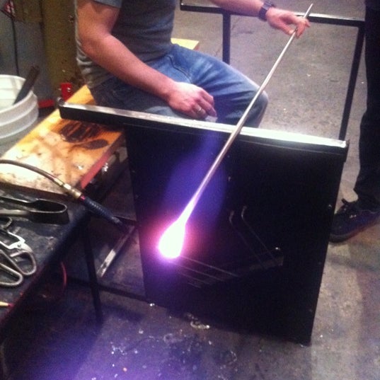 Foto tirada no(a) Seattle Glassblowing Studio &amp; Gallery por Frank Y. em 4/26/2012