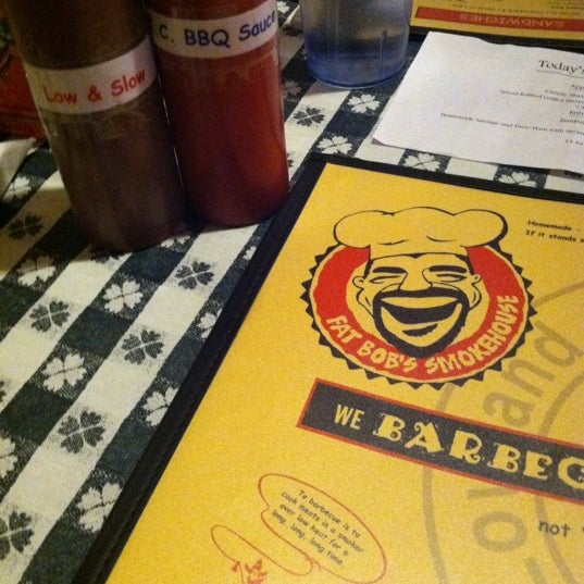 Foto tirada no(a) Fat Bob&#39;s Smokehouse por TJ E. em 2/26/2012