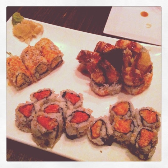 รูปภาพถ่ายที่ Azuki Sushi โดย Meg C. เมื่อ 2/10/2012