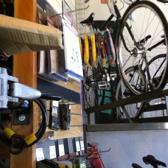3/30/2012 tarihinde .oo.ziyaretçi tarafından Waterfront Bicycle Shop'de çekilen fotoğraf
