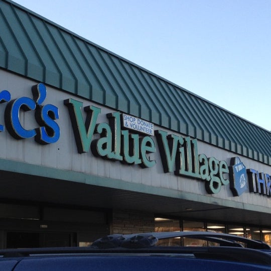 Das Foto wurde bei Arc&#39;s Value Village von Toni J. am 2/12/2012 aufgenommen