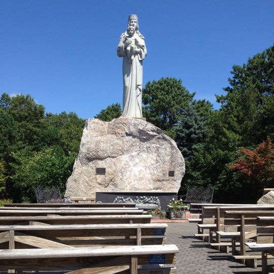 Foto scattata a Shrine of Our Lady of the Island da Kelly G. il 7/22/2012