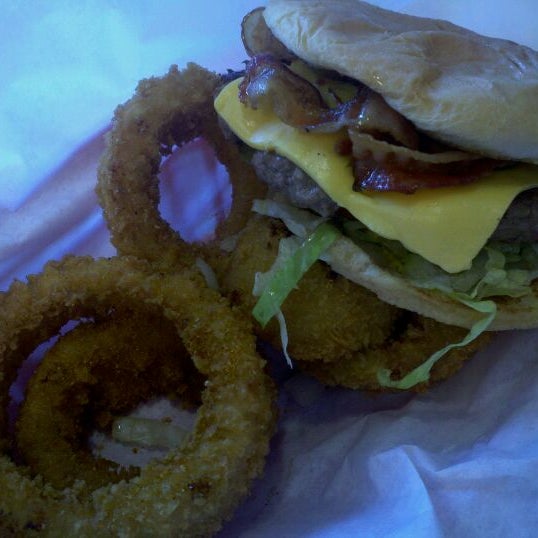 Das Foto wurde bei Ronnie&#39;s Burgers von Stephanie A. am 10/1/2011 aufgenommen