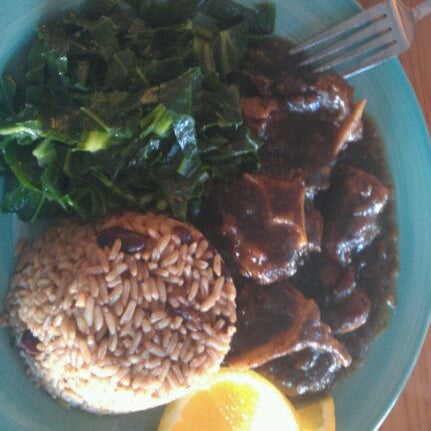 Снимок сделан в Derrick&#39;s Jamaican Restaurant пользователем Ken L. 11/17/2011