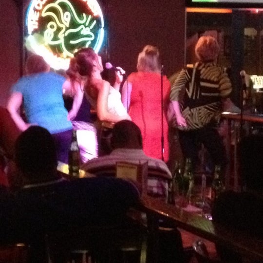 Foto tomada en The Common Interest Karaoke Bar &amp; Grill  por Lety L. el 4/21/2012