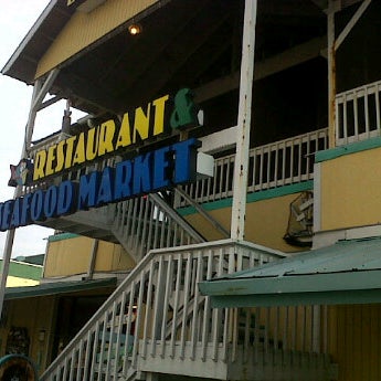 Foto tirada no(a) Beachside Seafood Restaurant &amp; Market por Cameron K. em 5/13/2012