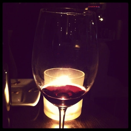 Foto tirada no(a) 3Twenty Wine Lounge por Zoe L. em 1/7/2012