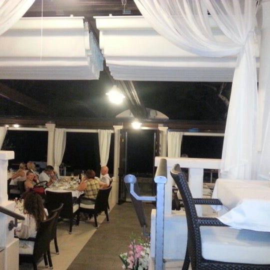 7/7/2012 tarihinde Khmelnytskyziyaretçi tarafından Restaurant Olive Tree'de çekilen fotoğraf
