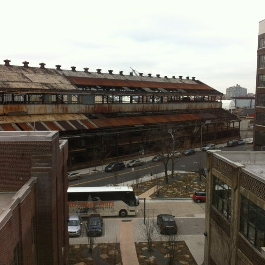 รูปภาพถ่ายที่ Brooklyn Navy Yard Center at BLDG 92 โดย Andy B. เมื่อ 3/15/2012
