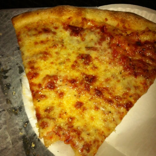 Foto tomada en Joey Brooklyn&#39;s Famous Pizza  por Nicholl B. el 2/24/2012