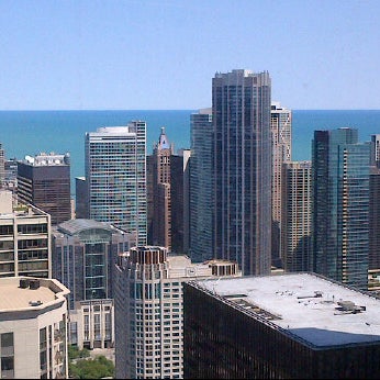 Foto diambil di DDB Chicago oleh KT pada 5/16/2012