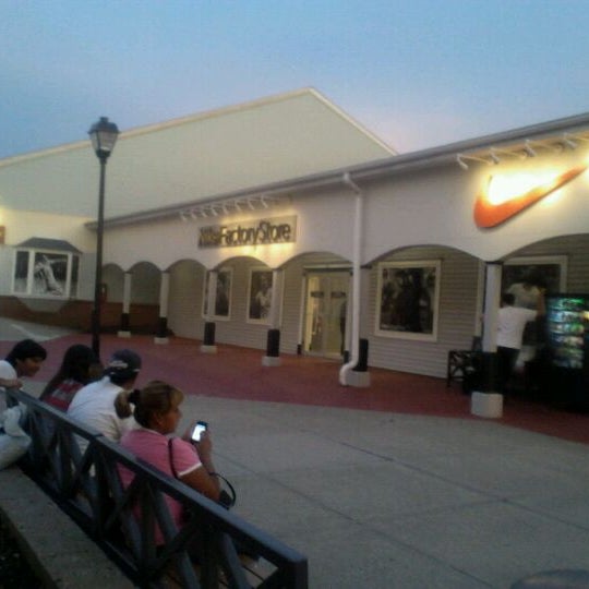 nike outlet woodbury commons