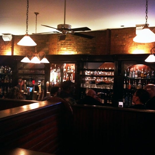 1/13/2012 tarihinde Bernard M.ziyaretçi tarafından James Street GastroPub &amp; Speakeasy'de çekilen fotoğraf