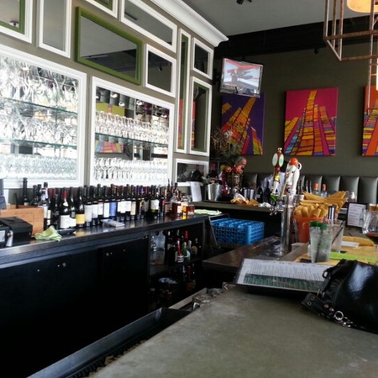 Foto diambil di Wine Exchange Bistro and Wine Bar oleh Michael K. pada 8/14/2012