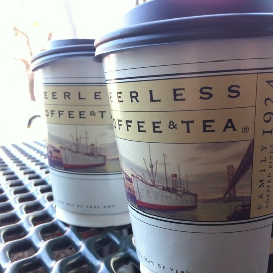 Photo prise au Peerless Coffee &amp; Tea par Miki R. le4/6/2012