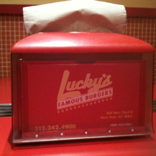 Foto diambil di Lucky&#39;s Famous Burgers oleh howmuchispizzathere? pada 7/2/2011