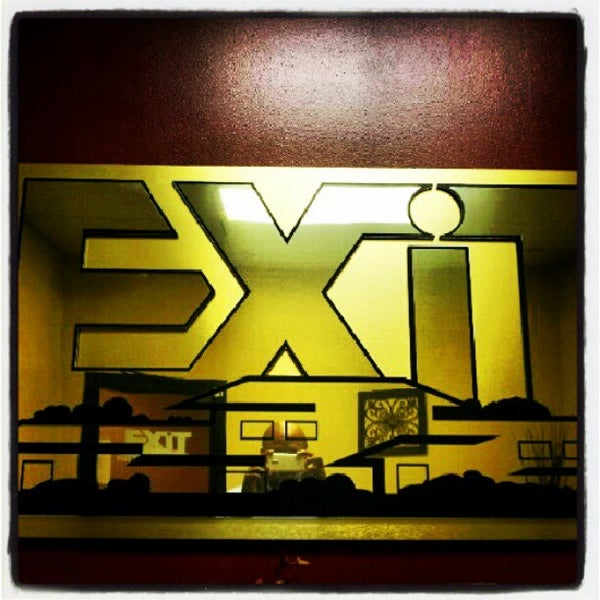 Foto tirada no(a) Exit Realty Central por Damien S. em 6/19/2012