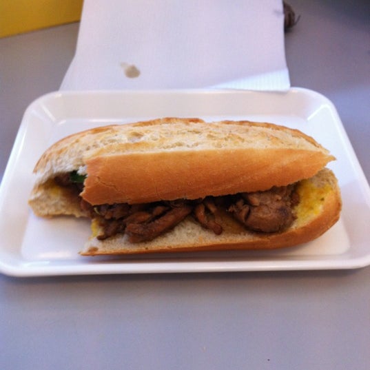 Photo prise au Tjin&#39;s Exotische Broodjes par Angeles D. le3/22/2012