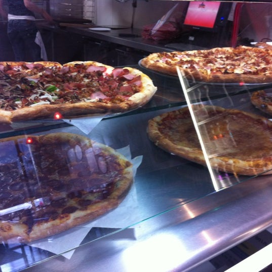 Снимок сделан в Joe’s New York Pizza пользователем MoniQue 3/25/2012