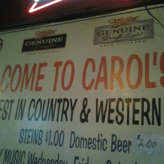 รูปภาพถ่ายที่ Carol&#39;s Pub โดย Deb B. เมื่อ 9/1/2012