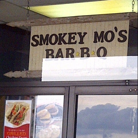 Foto scattata a Smokey Mo&#39;s BBQ - Round Rock da Tim B. il 6/30/2012