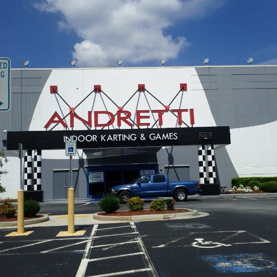 7/16/2012 tarihinde Twyla W.ziyaretçi tarafından Andretti Indoor Karting &amp; Games Roswell'de çekilen fotoğraf