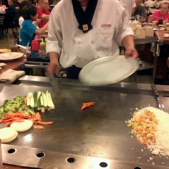 Foto scattata a Sakura Japanese Steak, Seafood House &amp; Sushi Bar da Miranda O. il 7/15/2012