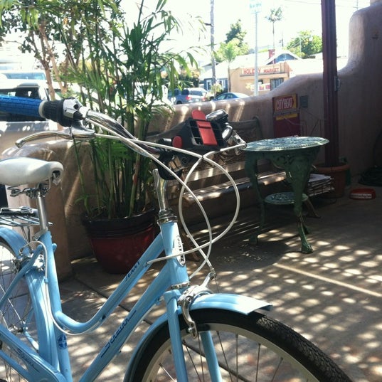Foto diambil di Santos Coffee House oleh Courtney pada 6/25/2012