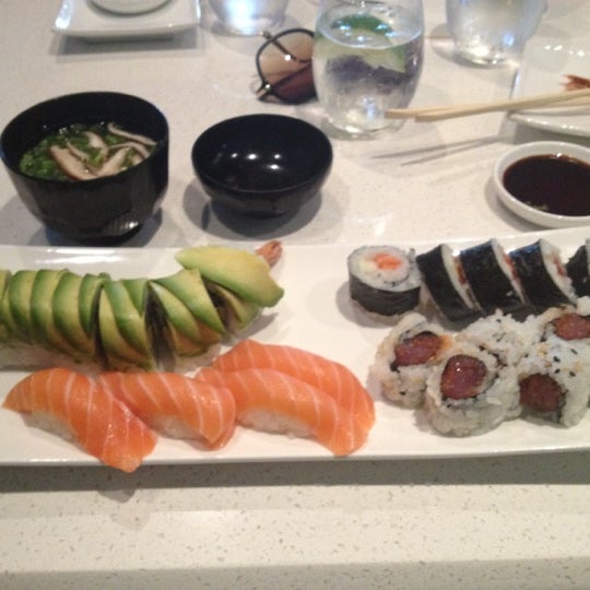 Снимок сделан в Shari Sushi Lounge пользователем Jonathan H. 5/9/2012