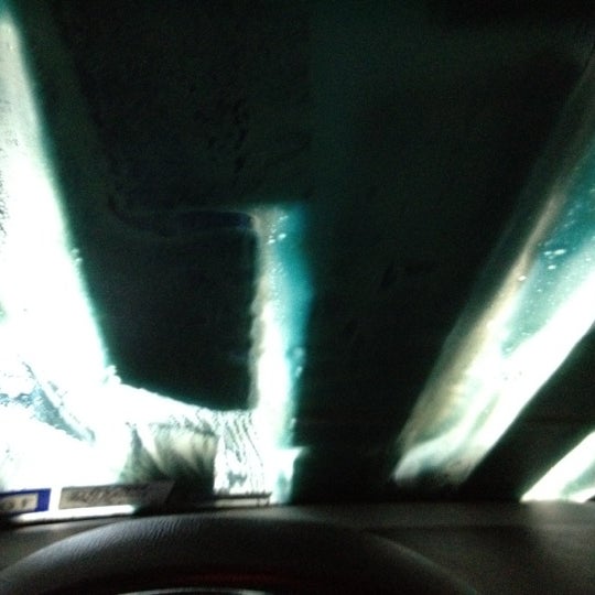 Foto scattata a The Bubble Bath Car Wash da Natalie T. il 4/17/2012