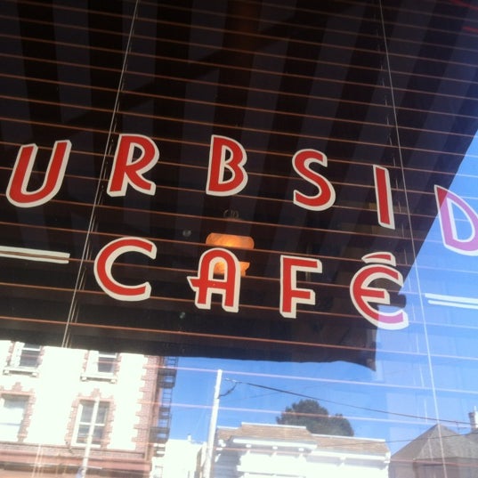 Foto tomada en Curbside Cafe  por Bill C. el 10/31/2011