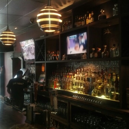 รูปภาพถ่ายที่ Ole&#39; Tapas Bar โดย Steven T. เมื่อ 8/9/2012