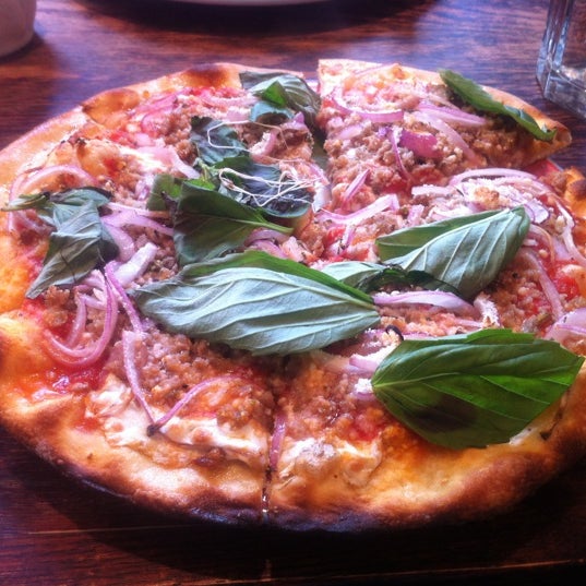 2/10/2012 tarihinde Beth G.ziyaretçi tarafından Plum Pizzeria &amp; Bar'de çekilen fotoğraf