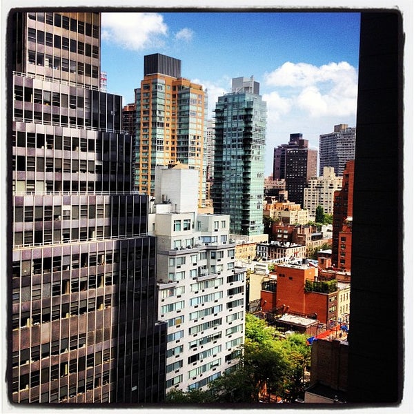รูปภาพถ่ายที่ The Fifty Sonesta Select New York โดย Katy A. เมื่อ 8/11/2012