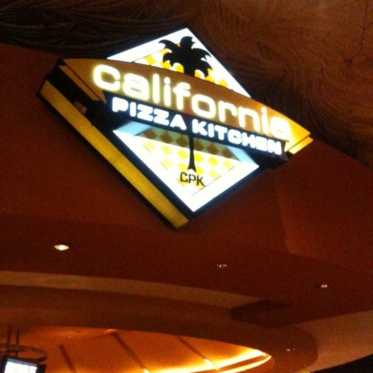 Снимок сделан в California Pizza Kitchen пользователем Shirley B. 9/17/2011
