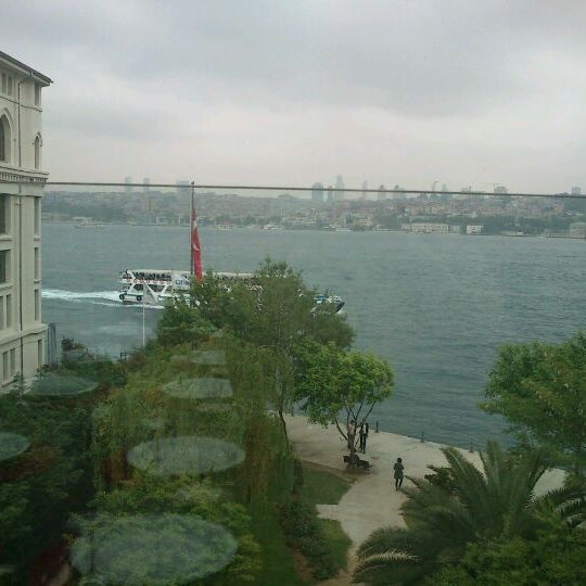 Снимок сделан в Vira Balık Restaurant пользователем Derya B. 5/13/2012