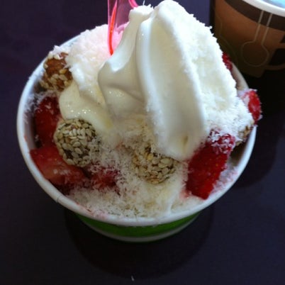 Снимок сделан в YOGU кафе, натуральный замороженный йогурт пользователем Fany 8/26/2012