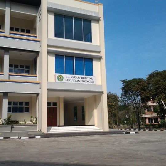 รูปภาพถ่ายที่ Fakultas Ekonomi Universitas Mulawarman โดย Andhika H. เมื่อ 8/5/2012