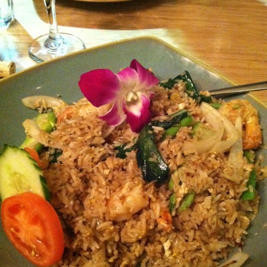 รูปภาพถ่ายที่ Taste of Thai Express โดย Noel B. เมื่อ 12/29/2011
